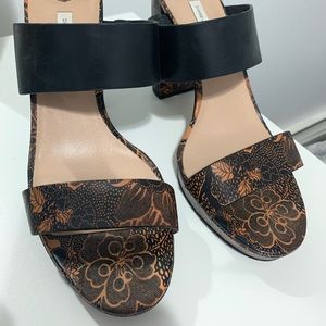 Diane Von Furstenberg -Bruges/tan sandal